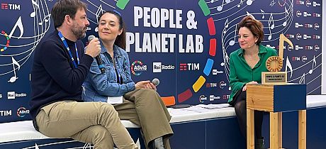 <center>Più spazio a società civile e diplomazia</center>