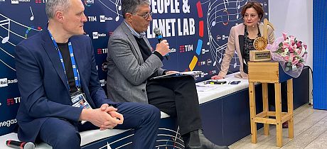 <center>Economia a sostegno del valore sociale</center>