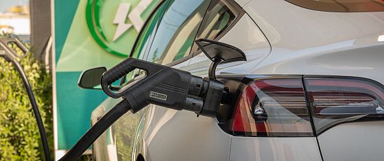 La mobilità elettrica frena il petrolio: fino a 40 milioni di barili in meno all’anno
