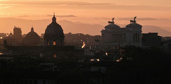 Viviamo in un’Italia stanca, sospesa tra fragilità, speranza e malinconia