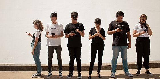 Aumenta l’attenzione sugli effetti che gli smartphone possono avere sui ragazzi