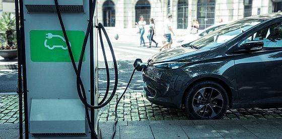 Mobilità elettrica in Italia: cresce il mercato ma resta il divario con l’Europa e la Cina