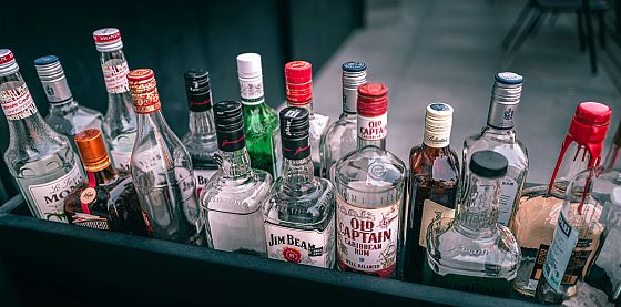 Alcol e zuccheri, l’Oms rilancia sulle tasse: una leva per salute e sostenibilità