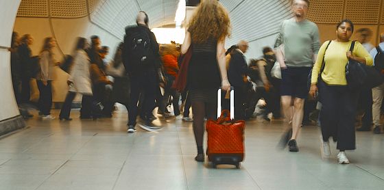 Giovani, per otto italiani su dieci le opportunità migliori sono all’estero