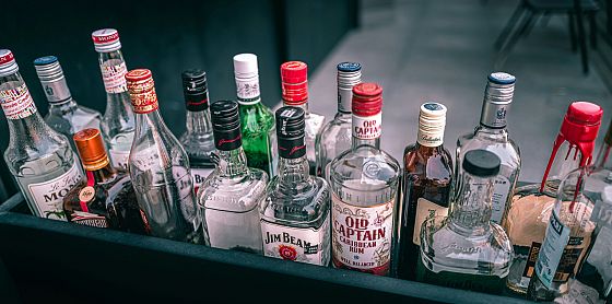 Alcol e zuccheri, l’Oms rilancia sulle tasse: una leva per salute e sostenibilità