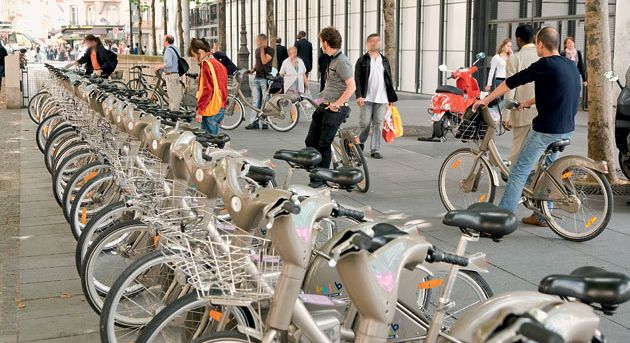 Parigi si muove green: decine di incentivi ai cittadini per abbandonare l'auto