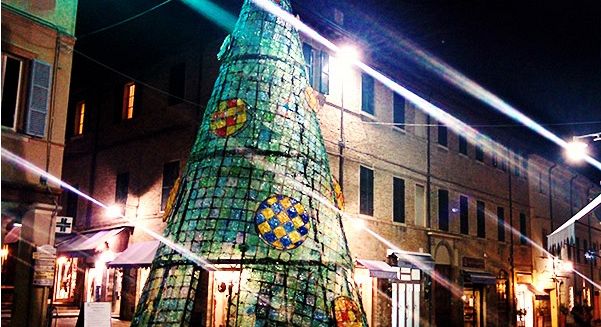 Natale ecologico con le bottiglie riciclate a Santarcangelo