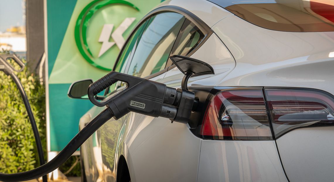 La mobilità elettrica frena il petrolio: fino a 40 milioni di barili in meno all’anno