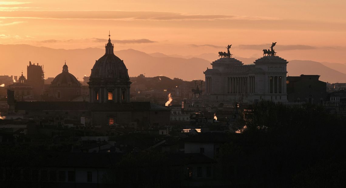 Viviamo in un’Italia stanca, sospesa tra fragilità, speranza e malinconia