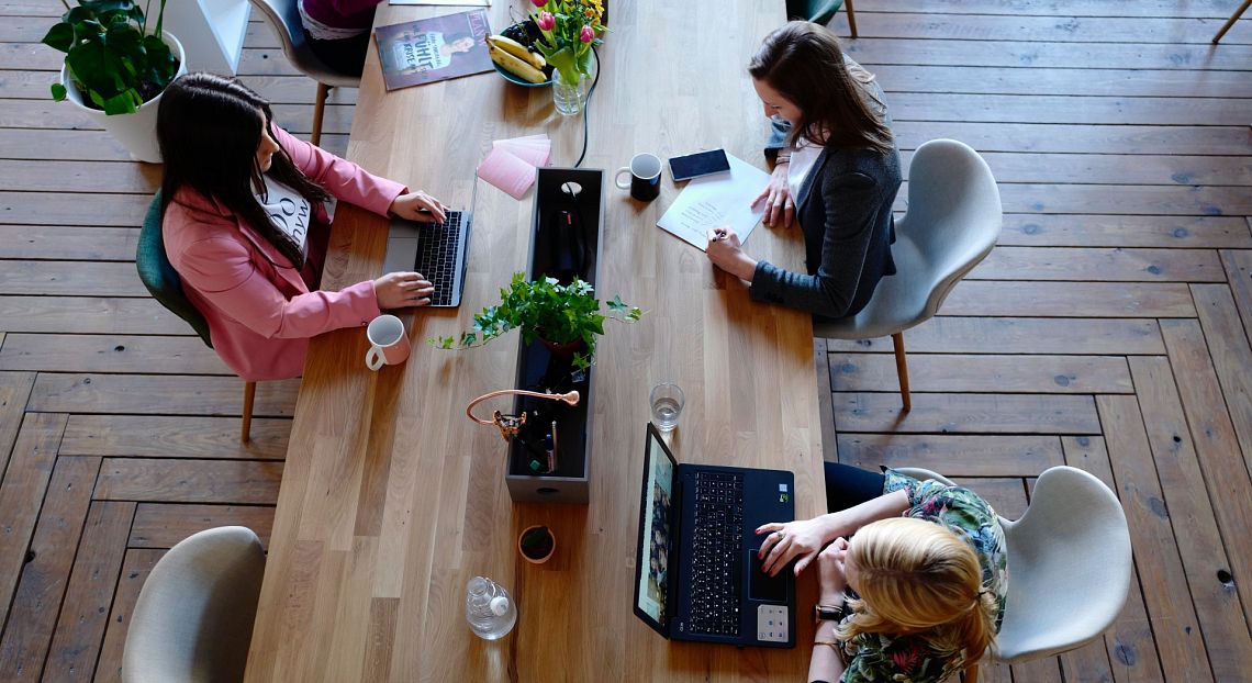 Gender gap, aziende: poche donne al comando, nei cda meno di una su cinque