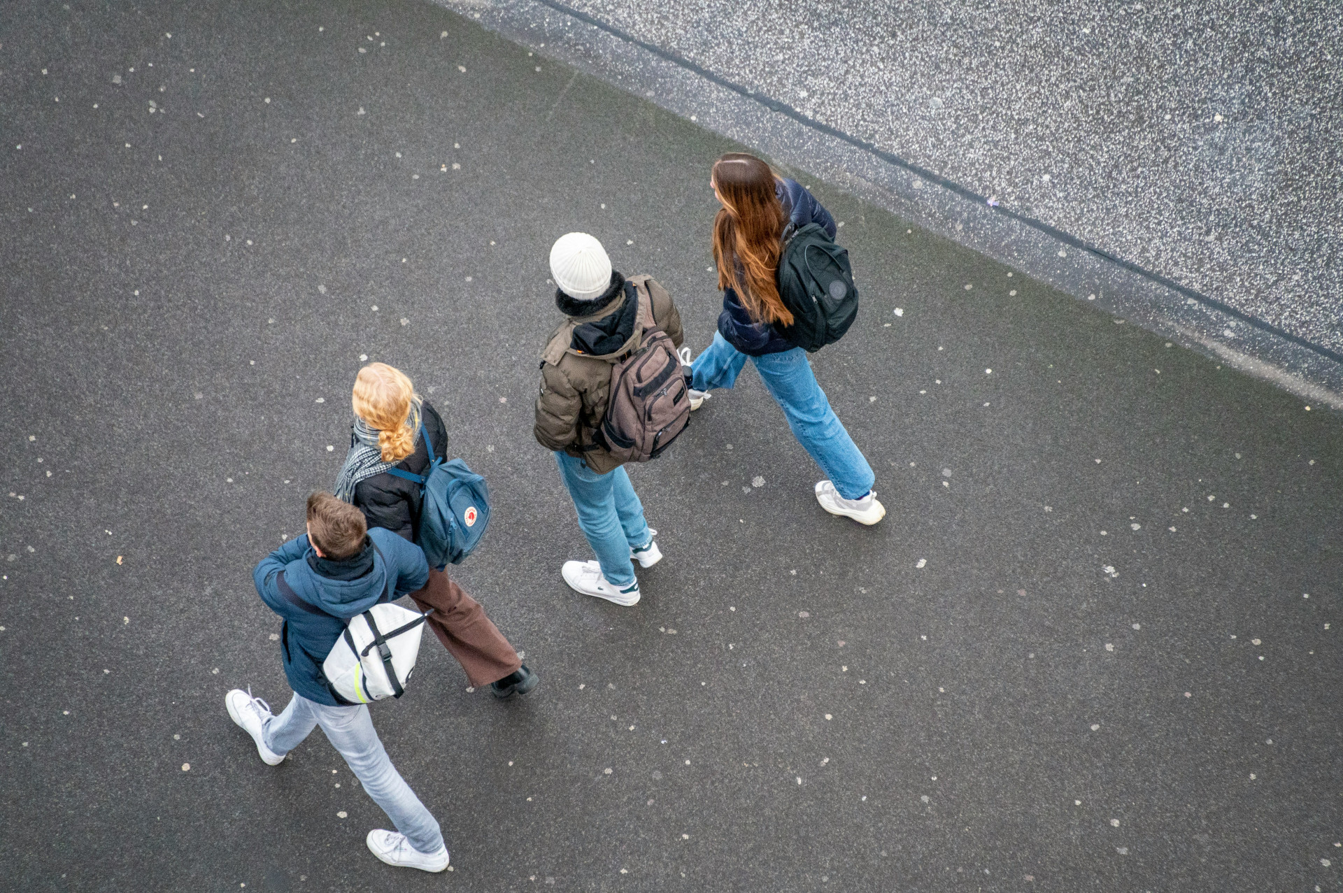 Giovani senza bussola: tra crisi sistemiche e urgenza di una nuova formazione