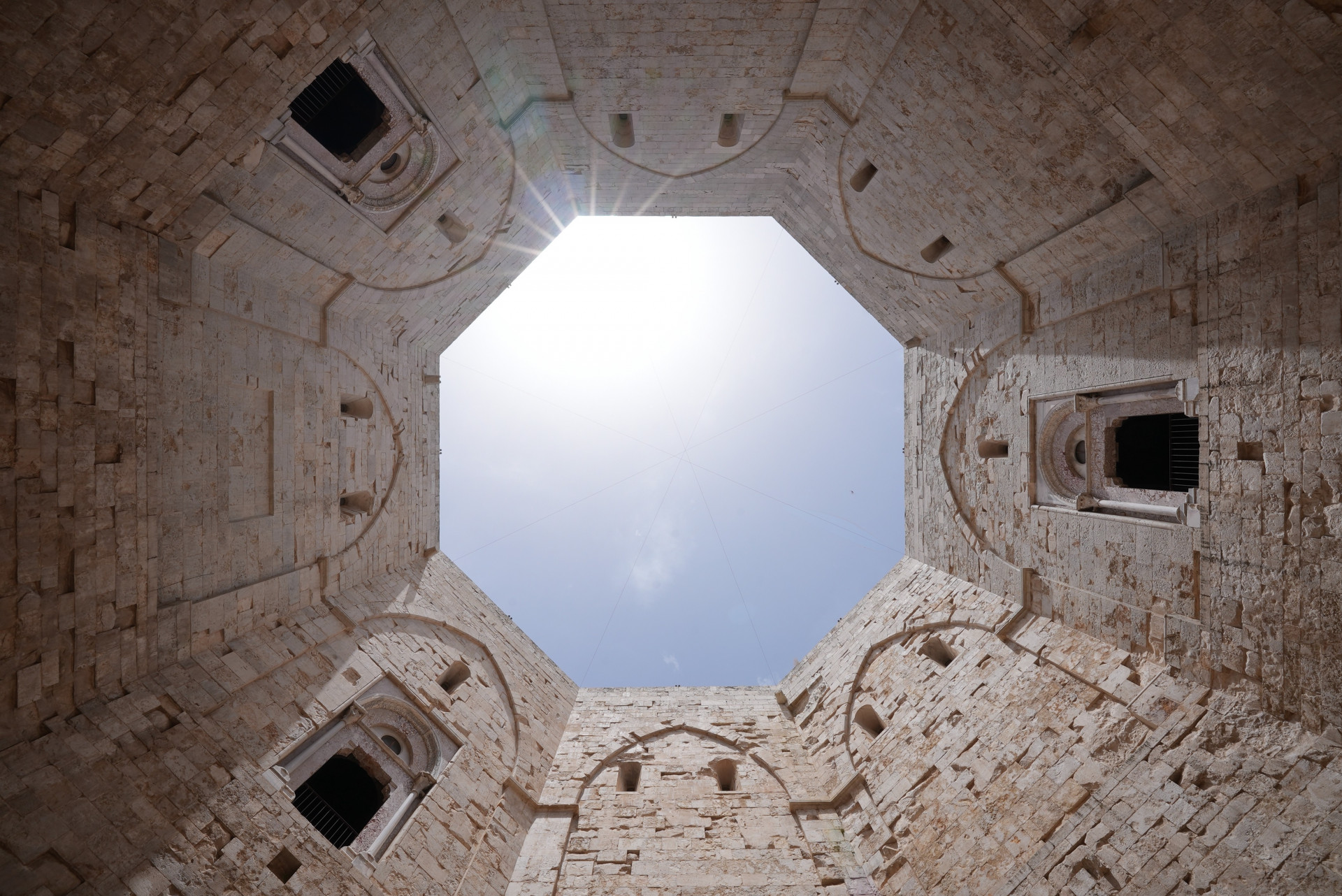 RUBRICA #UNESCOSOSTENIBILE. Castel del Monte: geometrie antiche e transizione energetica